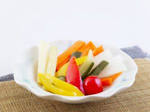 料理写真_根菜をお酢に漬けて作った彩りのいいピクルス