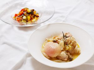 料理写真_シチリア料理_鶏肉と季節のフルーツのワインビネガー煮込みとカポナティーナ