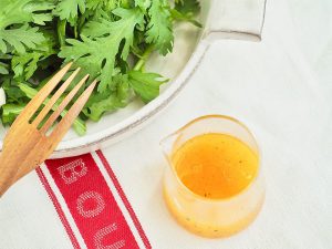 料理写真_新鮮な葉物野菜と柿のフルーツ酢
