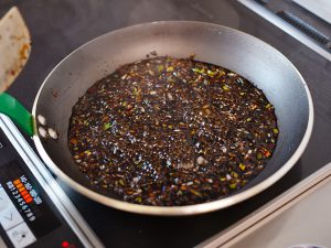 調理工程_黒酢の調味料を混ぜ合わせて、フライパンでひと煮立ちさる