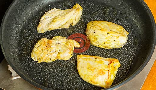 調理工程02_フライパンでマリネにした鶏むね肉をきつね色になるまで焼く