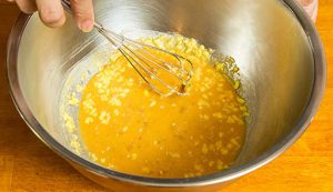 調理工程02_ボウルにバター・たまごを入れて泡立て器でよく混ぜる