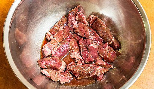 調理工程02_ボウルに調味料・細切りにした牛肉を入れて下味をつける
