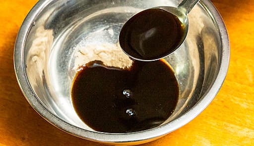 調理工程03_ボウルに黒酢・きび砂糖・しょうゆを入れて混ぜる