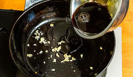 調理工程04_フライパンに油をしき、にんにく・しょうゆが香り立つまで炒め、たれを入れて沸騰させる
