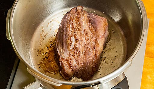 調理工程04_厚手の鍋で肉の表面を焼く