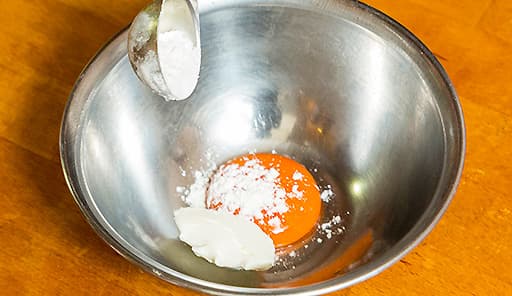 調理工程04_ボウルにサワークリーム、小麦粉、たまごの黄身を入れて混ぜる