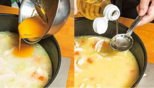 調理工程05_煮込んでいた鍋に、溶いた卵・りんご酢を混ぜる