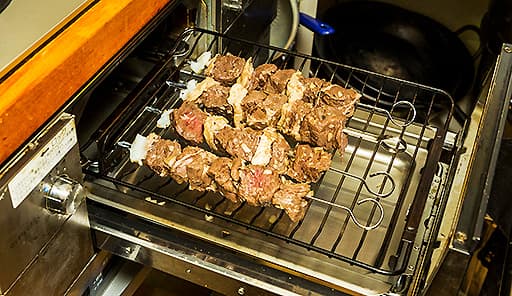 調理工程03_牛肉を金串に刺してグリルで焼く