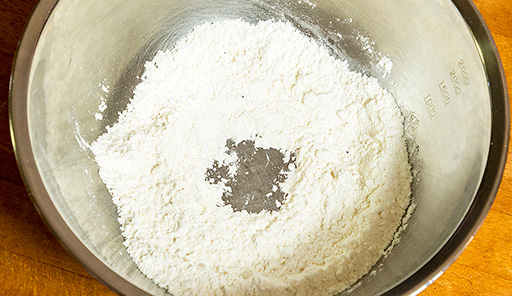 調理工程01_ボウルに小麦粉・塩・黒こしょうを入れて混ぜる