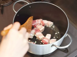調理工程_鍋にサラダ油を入れて熱し、豚バラ肉を炒める