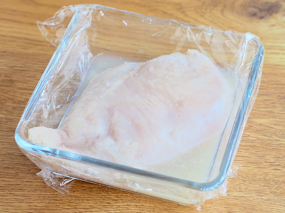 調理工程_鶏ハムレシピ_耐熱容器に漬けた鶏肉を入れてふんわりとラップをかけます