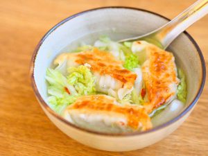 調理写真＿餃子とキャベツ入りの中華風スープ