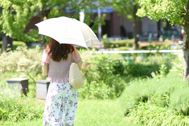 傘を持つ女性